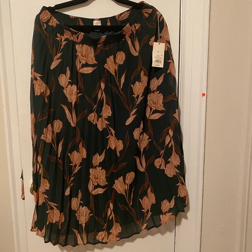 Green pleated skirt